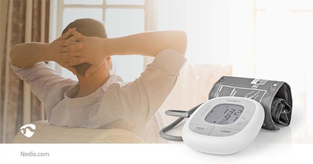Blutdruckmessgerät mit Armband und Display. Person im Hintergrund. Knöpfe: MEM und START. Marke: Nedis.
