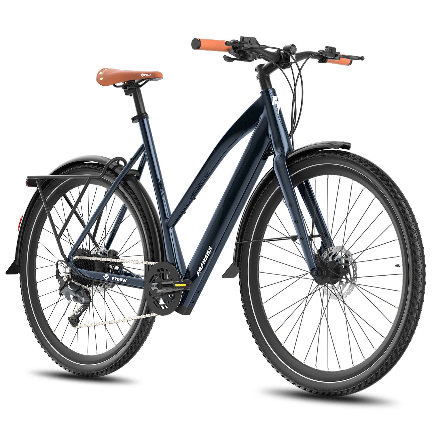 Dunkelblaues E-Bike mit braunem Sattel und Griffen. Schutzbleche, Gepäckträger und Scheibenbremsen. Reifen mit weißem Rand.