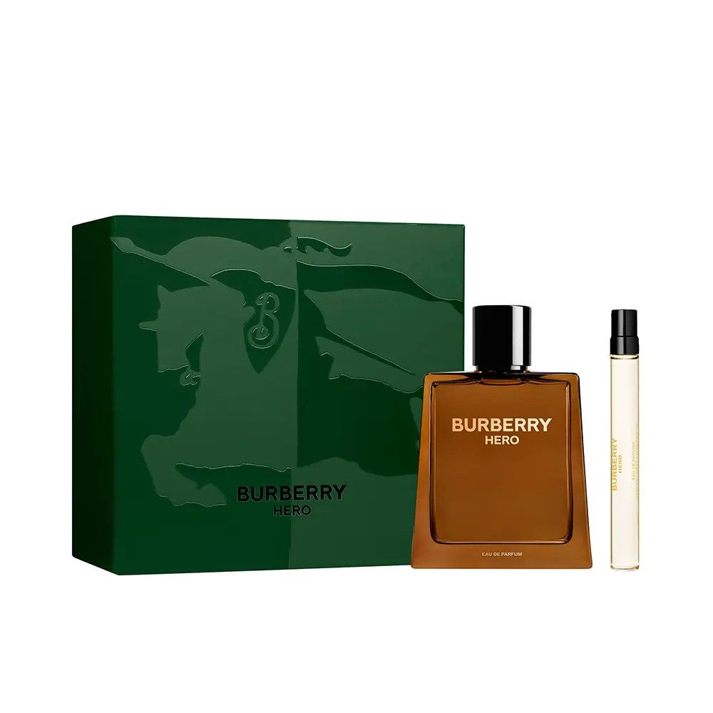 Burberry Hero Coffret. Grün verpackt, mit Flakon und Reisegröße. Flakon braun, quadratisch. Text: Burberry Hero, Eau de Parfum.