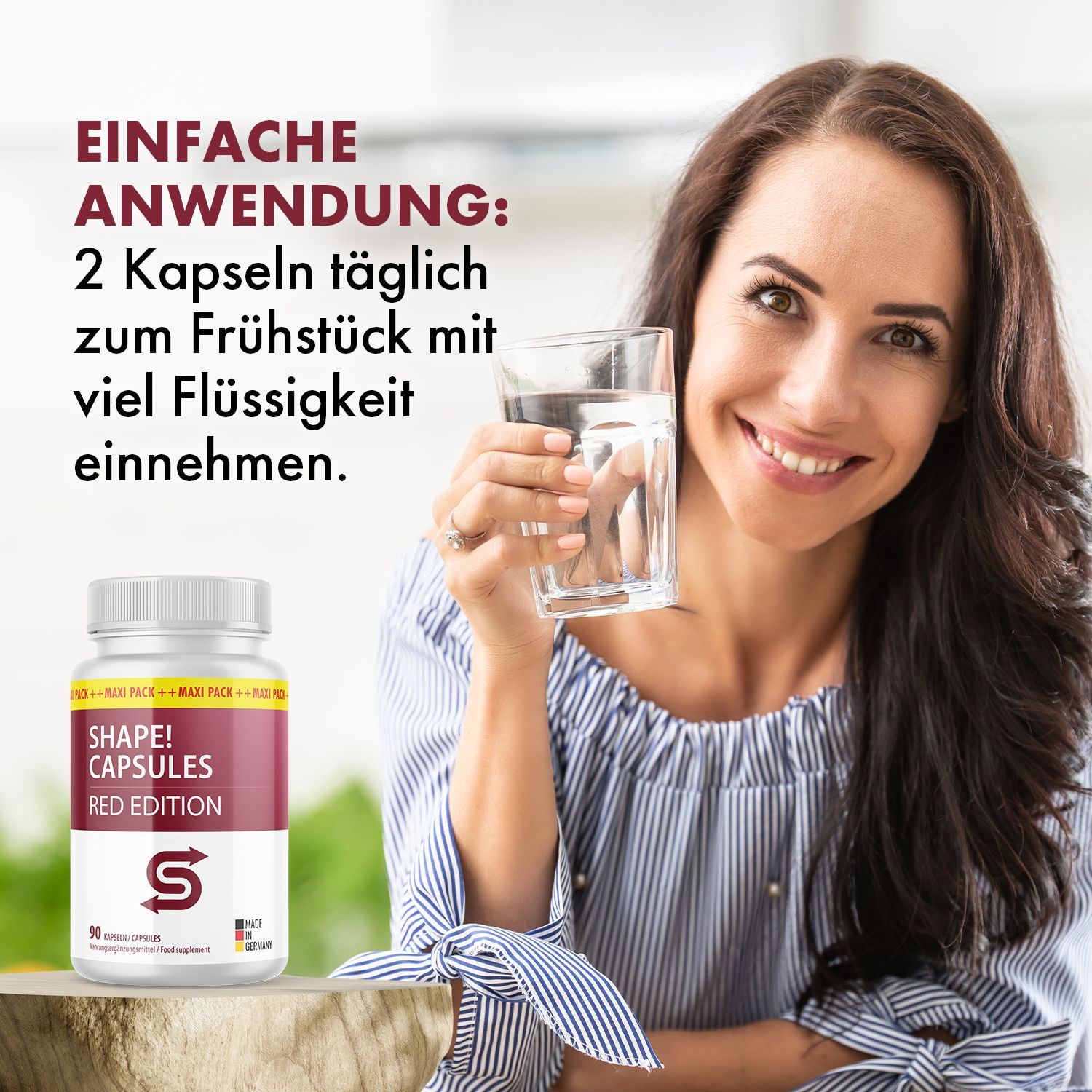 Frau hält Glas Wasser. Neben ihr: Flasche SHAPE! CAPSULES RED EDITION. Aufschrift: 2 Kapseln täglich zum Frühstück mit Flüssigkeit einnehmen.