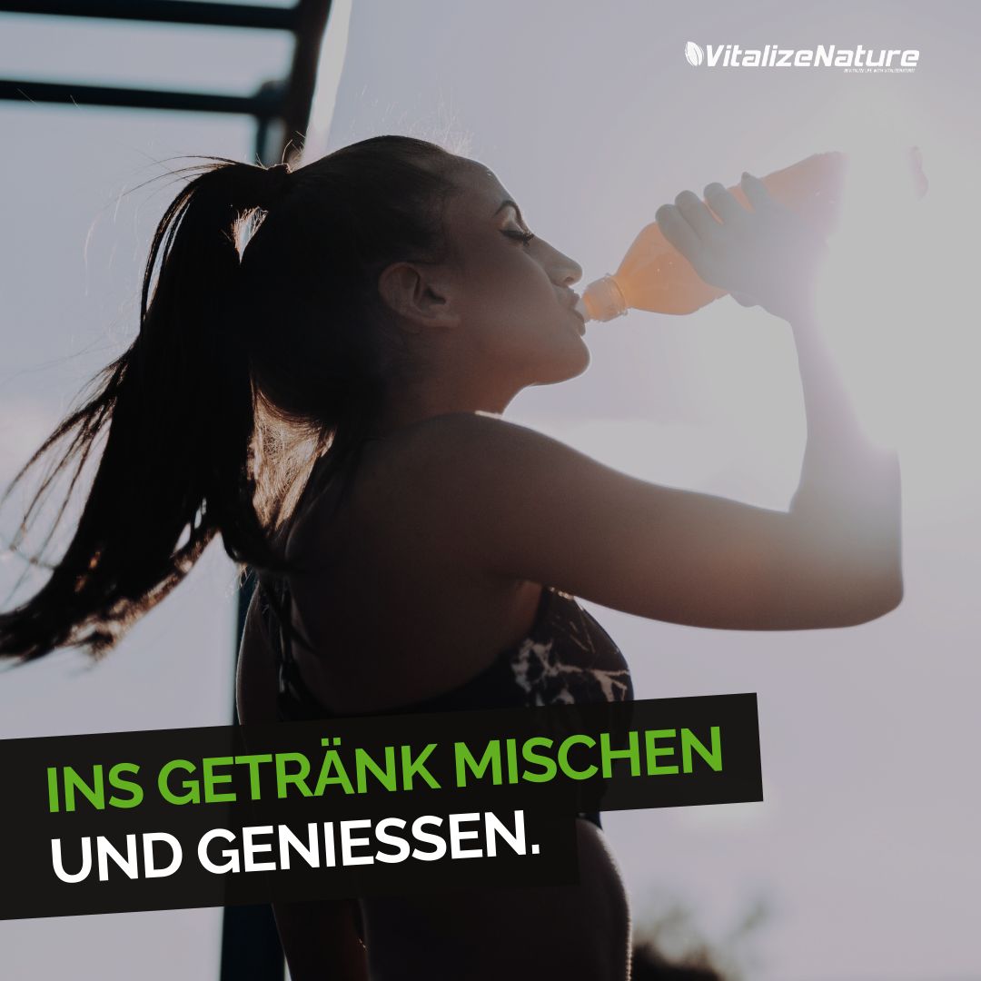 Frau trinkt aus einer Flasche. Mischen und genießen. Sonnenschein.