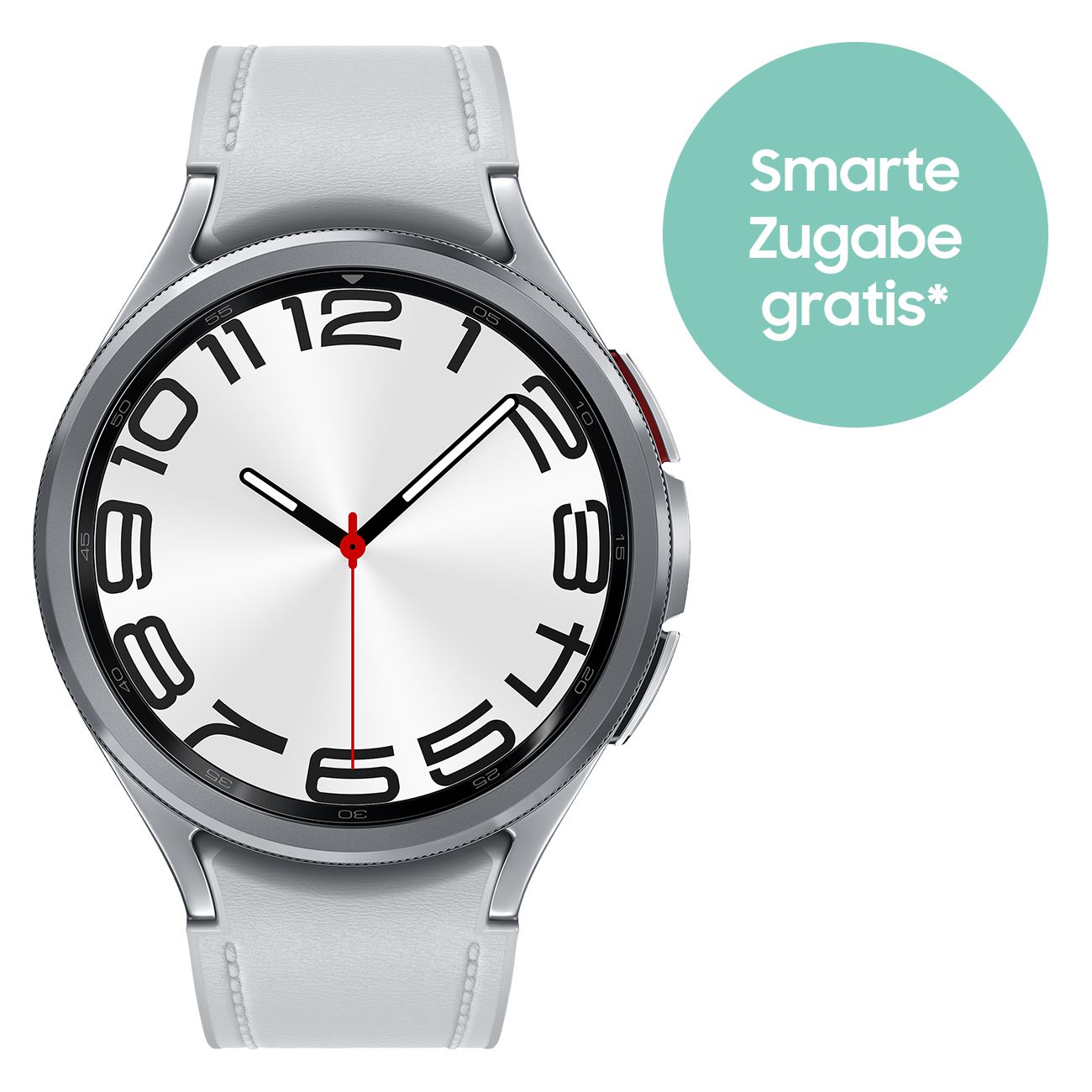 Silberne Smartwatch mit weißem Armband. Zifferblatt mit schwarzen Ziffern und roten Zeigern. Runde Form. Aufkleber: Smarte Zugabe gratis.