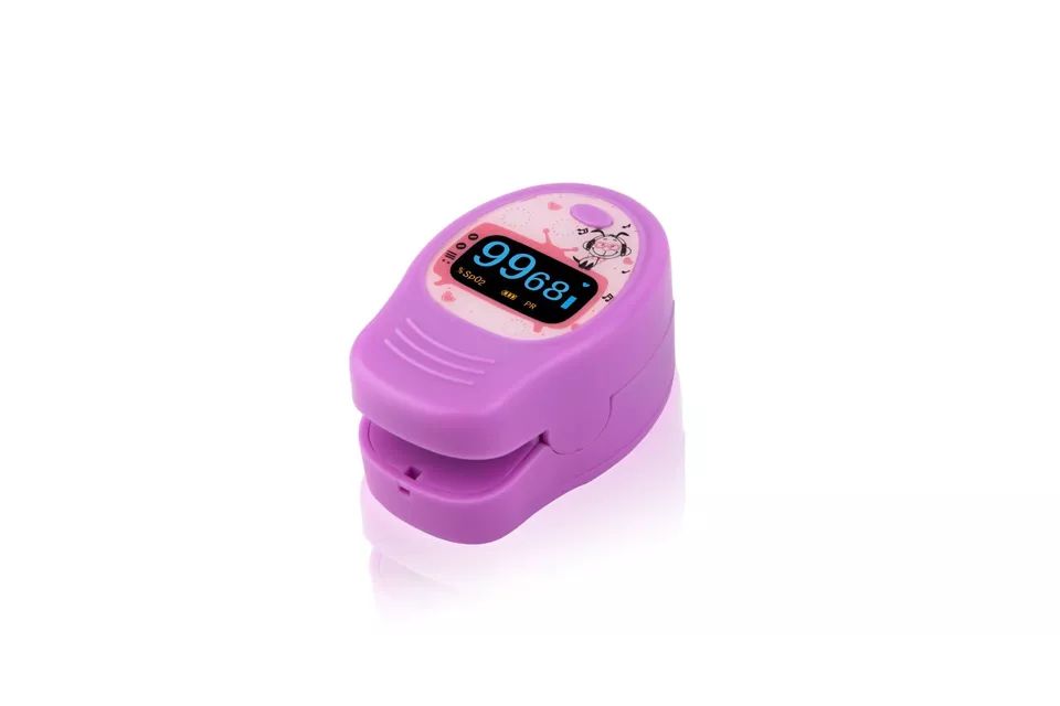 Lila Fingerpulsoximeter. Display mit SpO2- und PR-Werten. Cartoon-Design auf dem Bildschirm.
