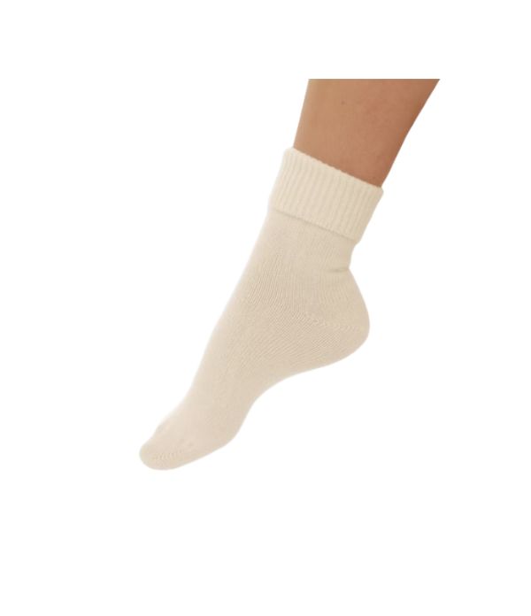 Beige Socken mit geripptem Schaft. Der Fuß ist sichtbar. Keine Anti-Rutsch-Noppen.