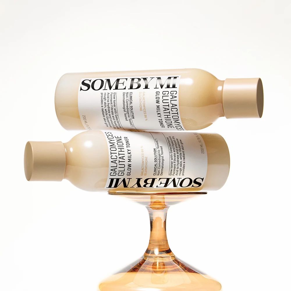 Zwei Flaschen auf einem Glas. Aufschrift: SOME BY MI, Galactomyces Glutathione Glow Milky Toner.