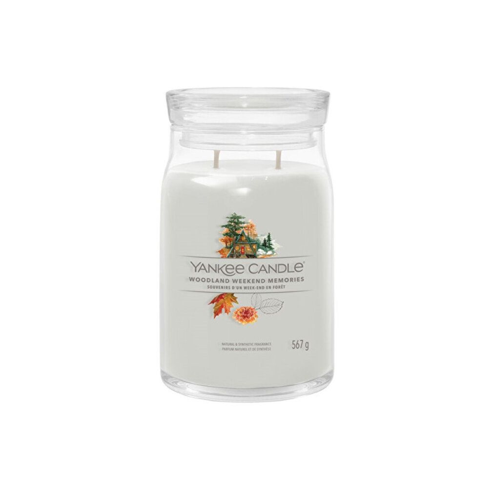 Große Yankee Candle Kerze mit Deckel. Aufschrift: Woodland Weekend Memories. 567g. Abbildung von Blättern und Bäumen.
