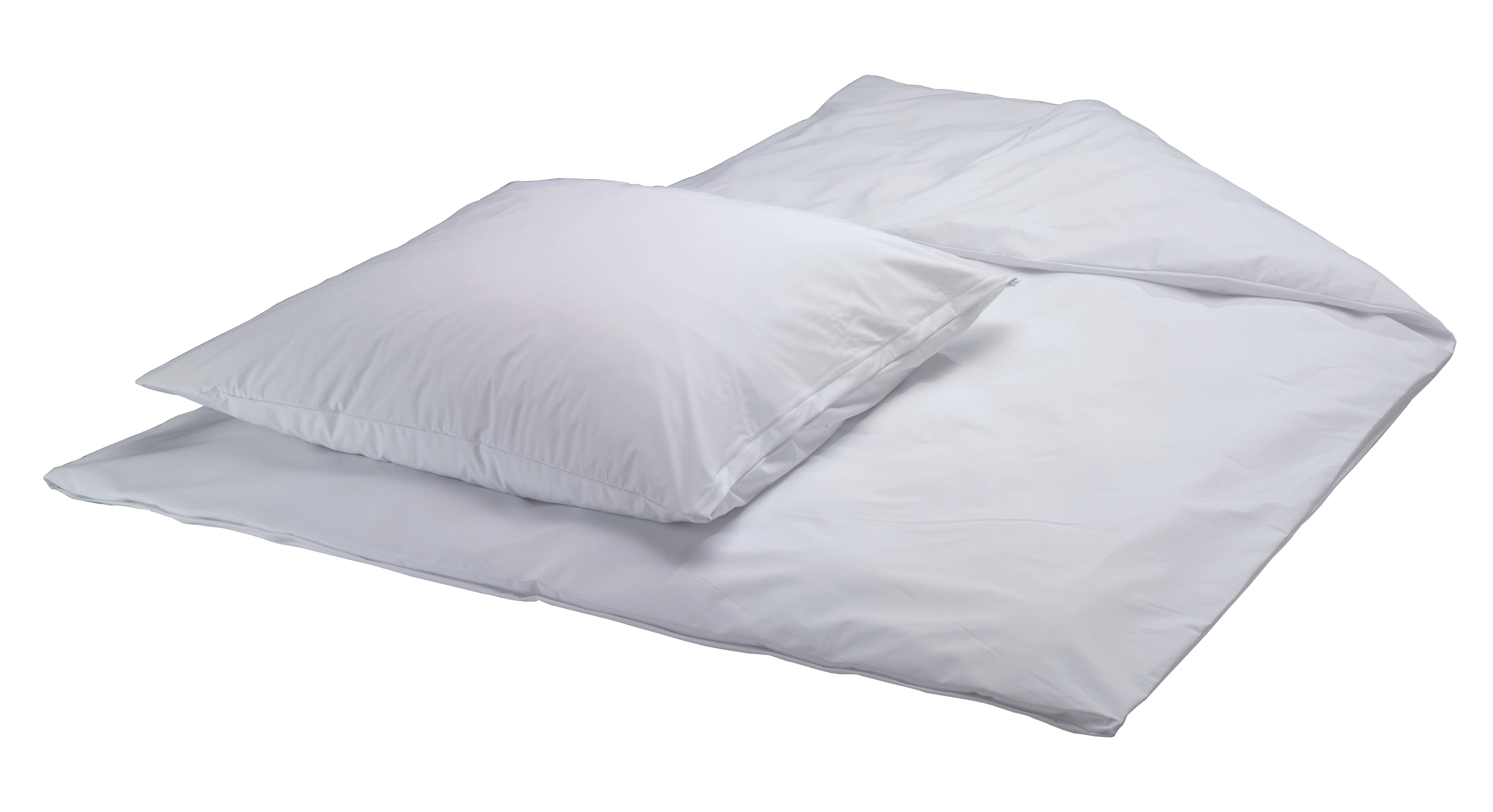 Weißes Set: Kissenbezug und Bettlaken. Auf hellem Hintergrund.