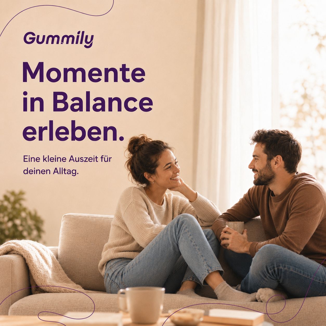 Paar auf Sofa entspannt, "Momente in Balance erleben" Text.