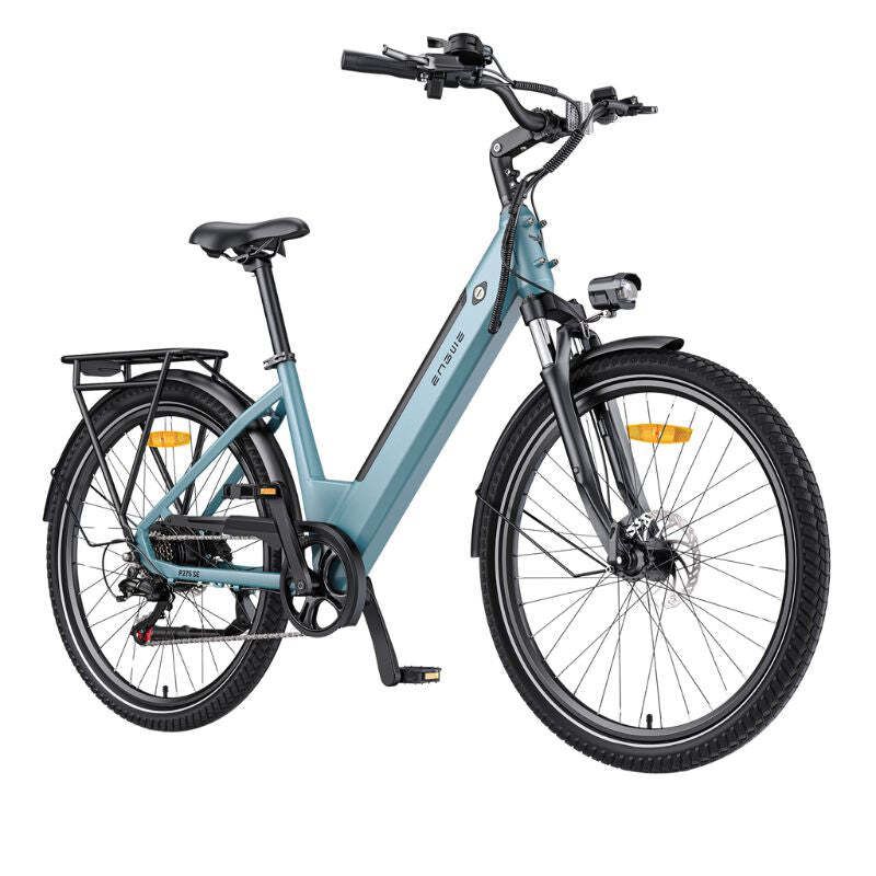 Hellblaues E-Bike mit schwarzen Reifen, Gepäckträger und Schutzblechen. Das Logo ENGWE ist auf dem Rahmen sichtbar.