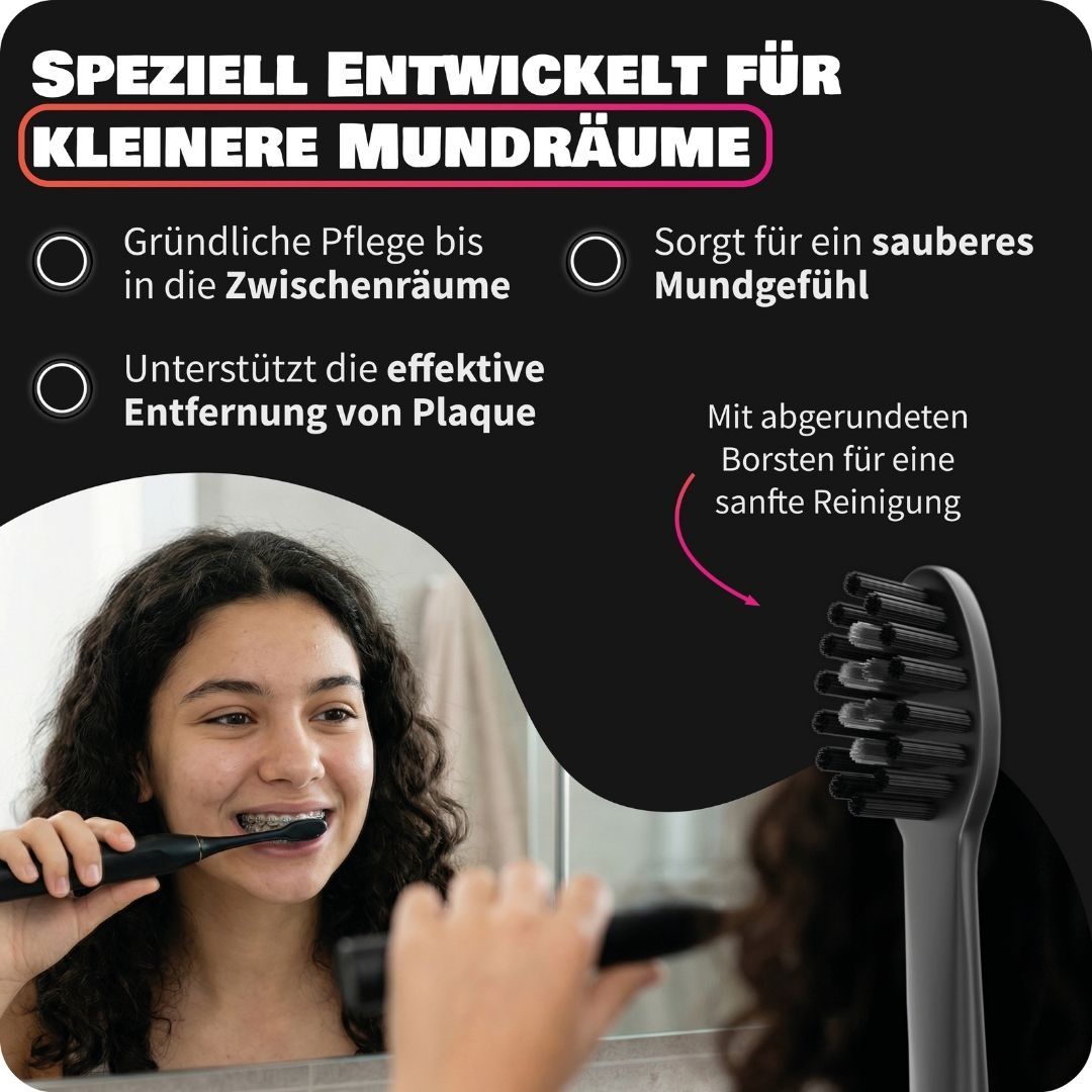 Kind putzt Zähne mit schwarzer Bürste. Kleiner Bürstenkopf für schmale Kiefer.