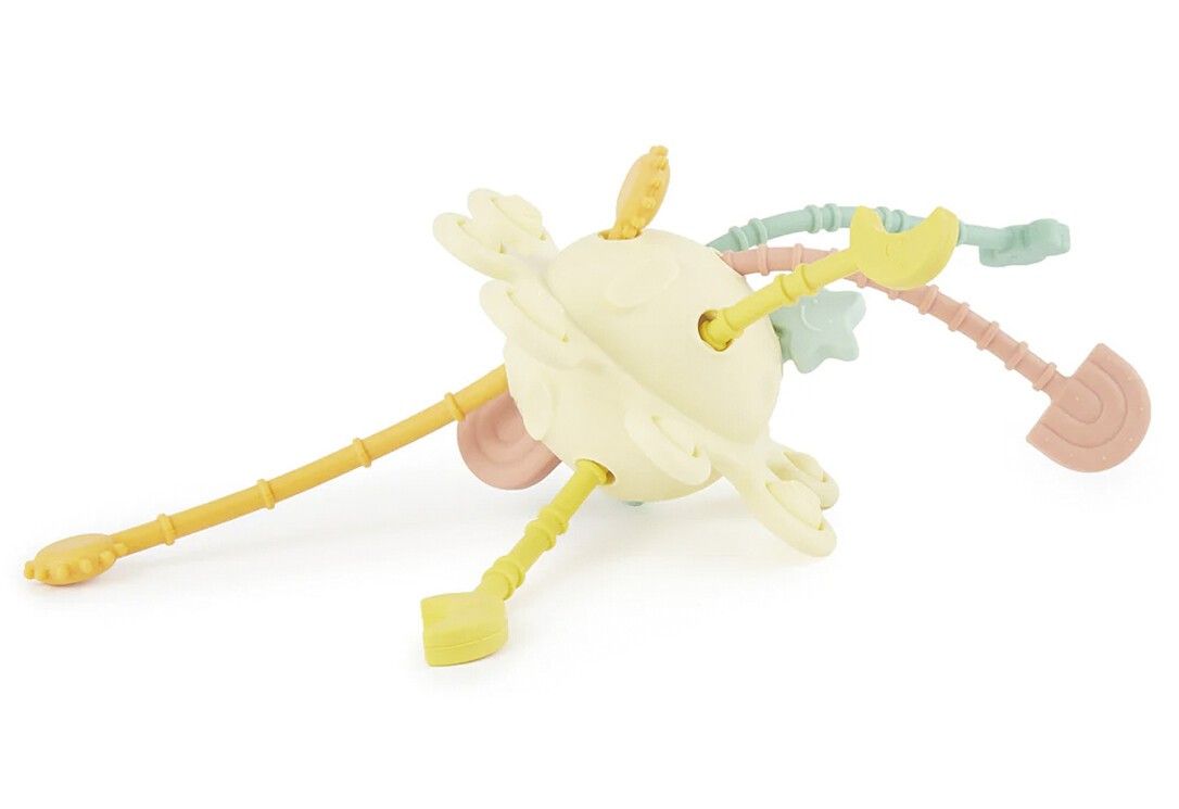 Gelbes Spielzeug mit farbigen Anhängern. Anhänger in Form von Stern, Wolke, Schaufel, Sonne und Sichel. Schräge Ansicht.