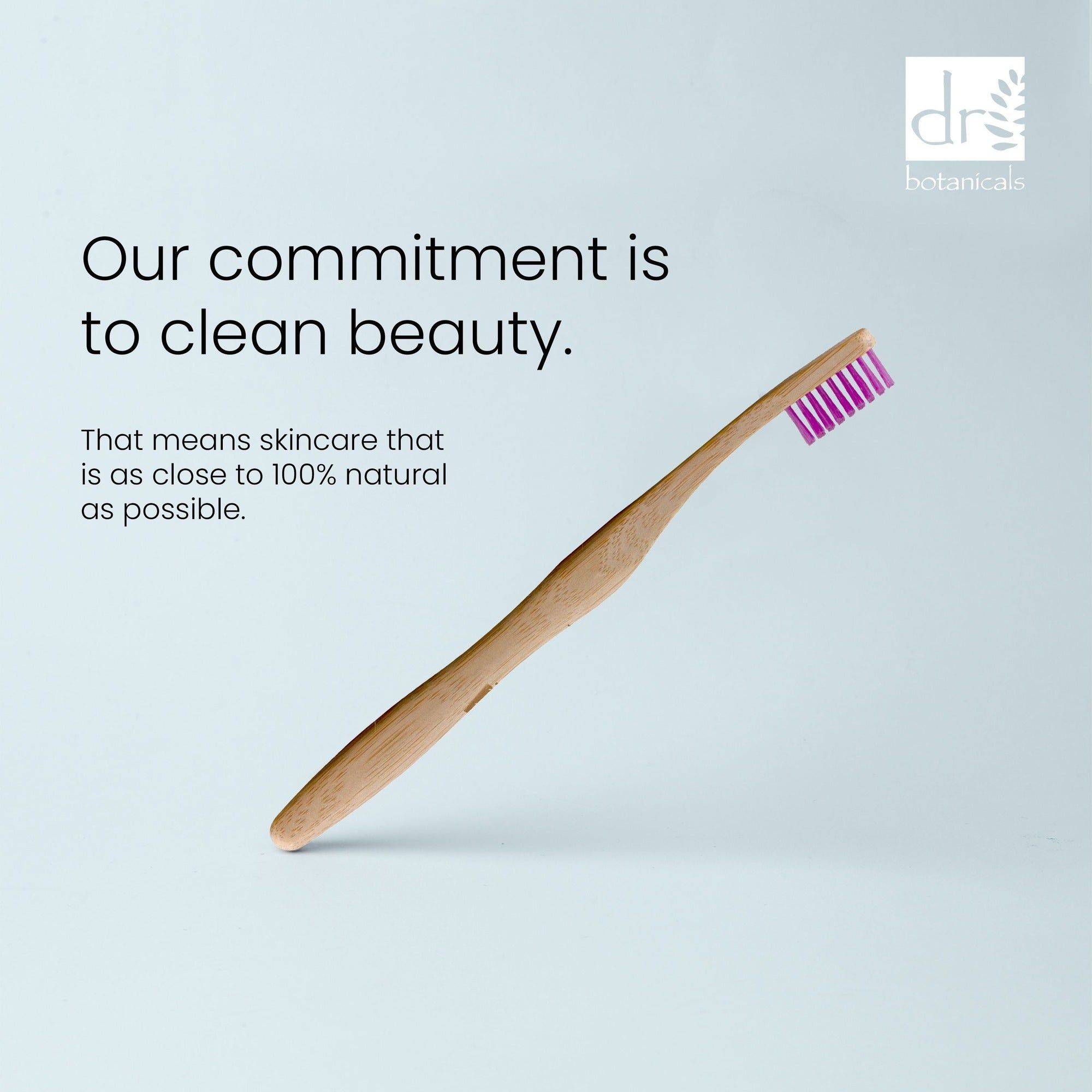 Bambus-Zahnbürste mit lila Borsten. Text: 'Our commitment is to clean beauty'.