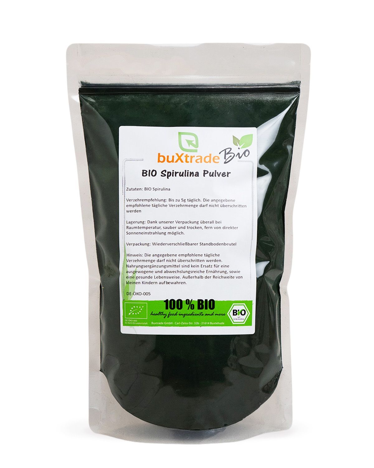 Ein Beutel mit dunklem Pulver mit einem Etikett, das 'buXtrade Bio Spirulina Pulver' und Bio-Siegel zeigt.