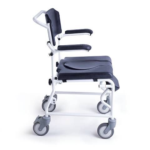 Duschrollstuhl mit Armlehnen, Rückenlehne und Toilettenausschnitt. Seitenansicht. Weißes Gestell, schwarze Sitzfläche und Rückenlehne.