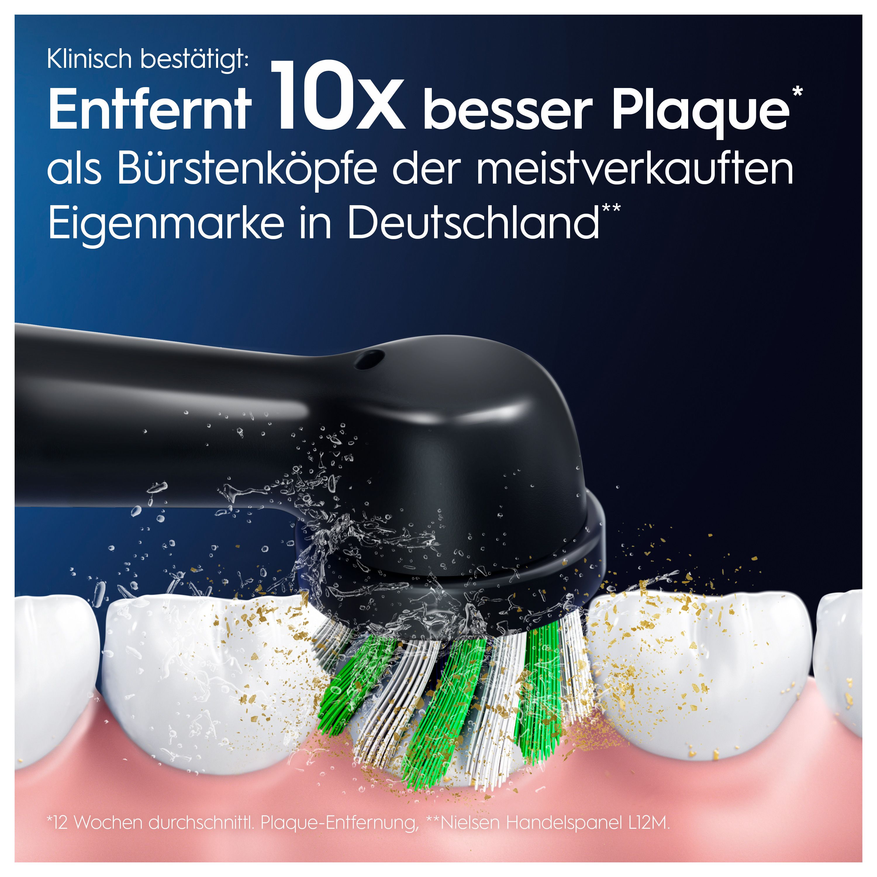 Nahaufnahme einer schwarzen Oral-B Zahnbürste, die Zähne putzt. Wasser spritzt. Text: Entfernt 10x besser Plaque.