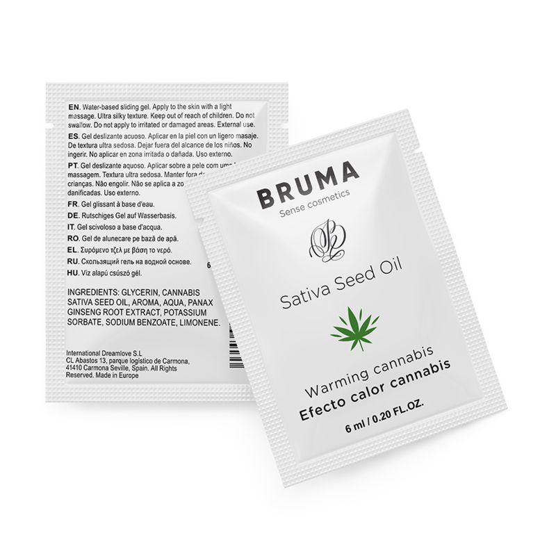 Zwei weiße Beutel mit Produktinformationen. Auf einem steht "Bruma", "Sativa Seed Oil", Cannabis-Blatt und "Warming cannabis".