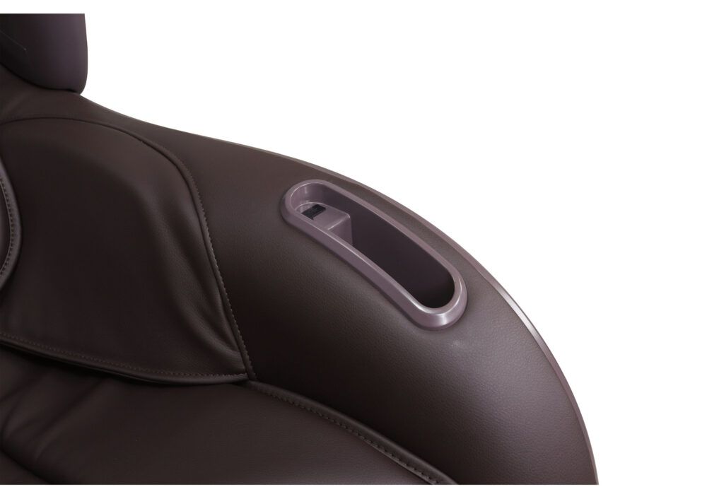 Massagesessel, Detailansicht der Armlehne. Braunes Kunstleder, integrierte Bedienelemente.