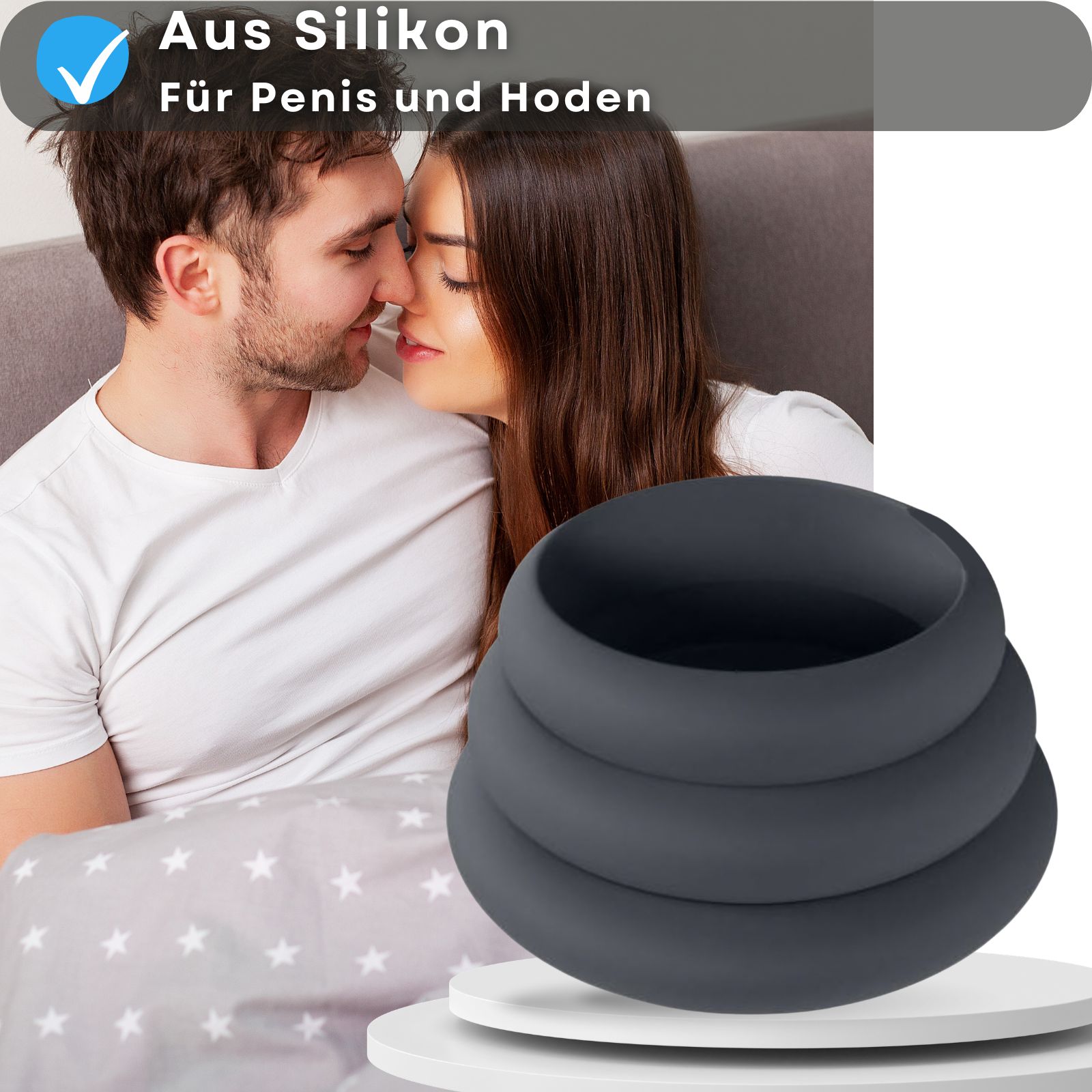 Produktabbildung mit Text: Aus Silikon, für Penis und Hoden. Paar im Bett, Produkt daneben.