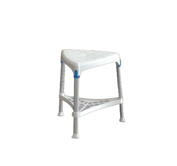 Dreieckiger Duschhocker mit weißer Sitzfläche, grauem Gestell und blauen Akzenten. Unterhalb der Sitzfläche befindet sich eine Ablage.