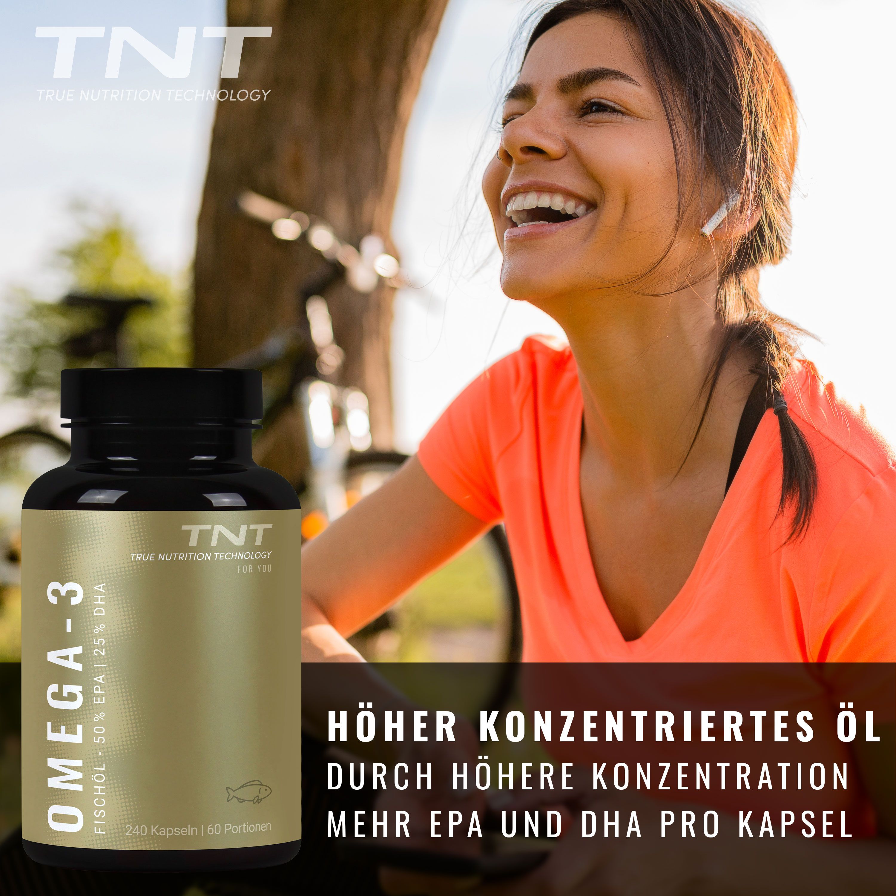 Frau lächelt, im Hintergrund Flasche mit TNT Omega-3 Fischöl Kapseln. Text: Höher konzentriertes Öl, mehr EPA und DHA pro Kapsel.