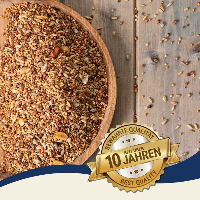 Streufutter in Holzschale. Goldene Plakette: Bewährte Qualität, seit über 10 Jahren, Best Quality. Auf Holzuntergrund.