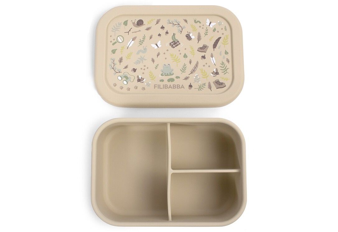 Beige Brotdose, Deckel daneben. Innenaufteilung in drei Fächer. Deckel mit Muster aus Blättern, Tieren und FILIBABBA-Schriftzug.