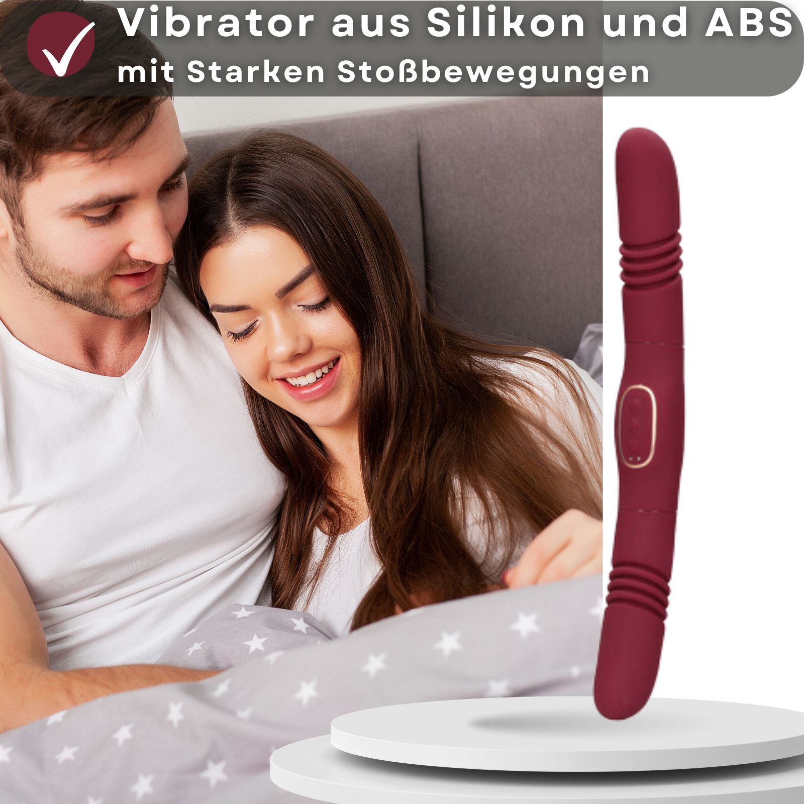 Burgunderfarbener Vibrator. Text: Vibrator aus Silikon und ABS mit starken Stoßbewegungen. Paar im Bett.