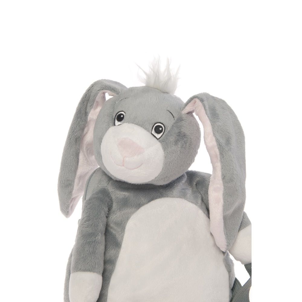 Grauer Rucksack in Hasenform. Ohren, Gesicht und Bauch sind sichtbar. Flauschiges Material. Weißer Haarschopf.