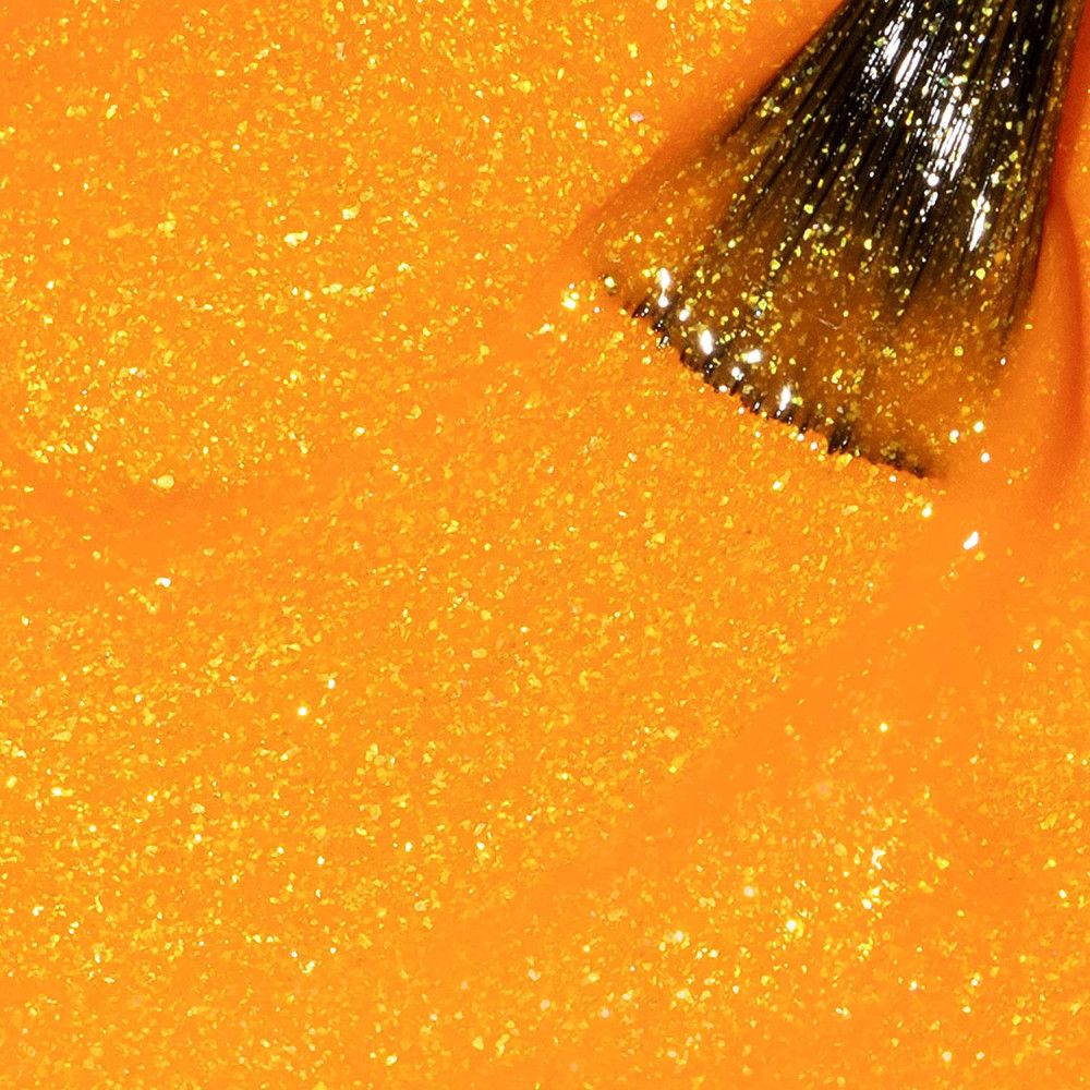 Nagellack in Orange mit Pinsel. Glitzerpartikel sichtbar. Nahaufnahme.