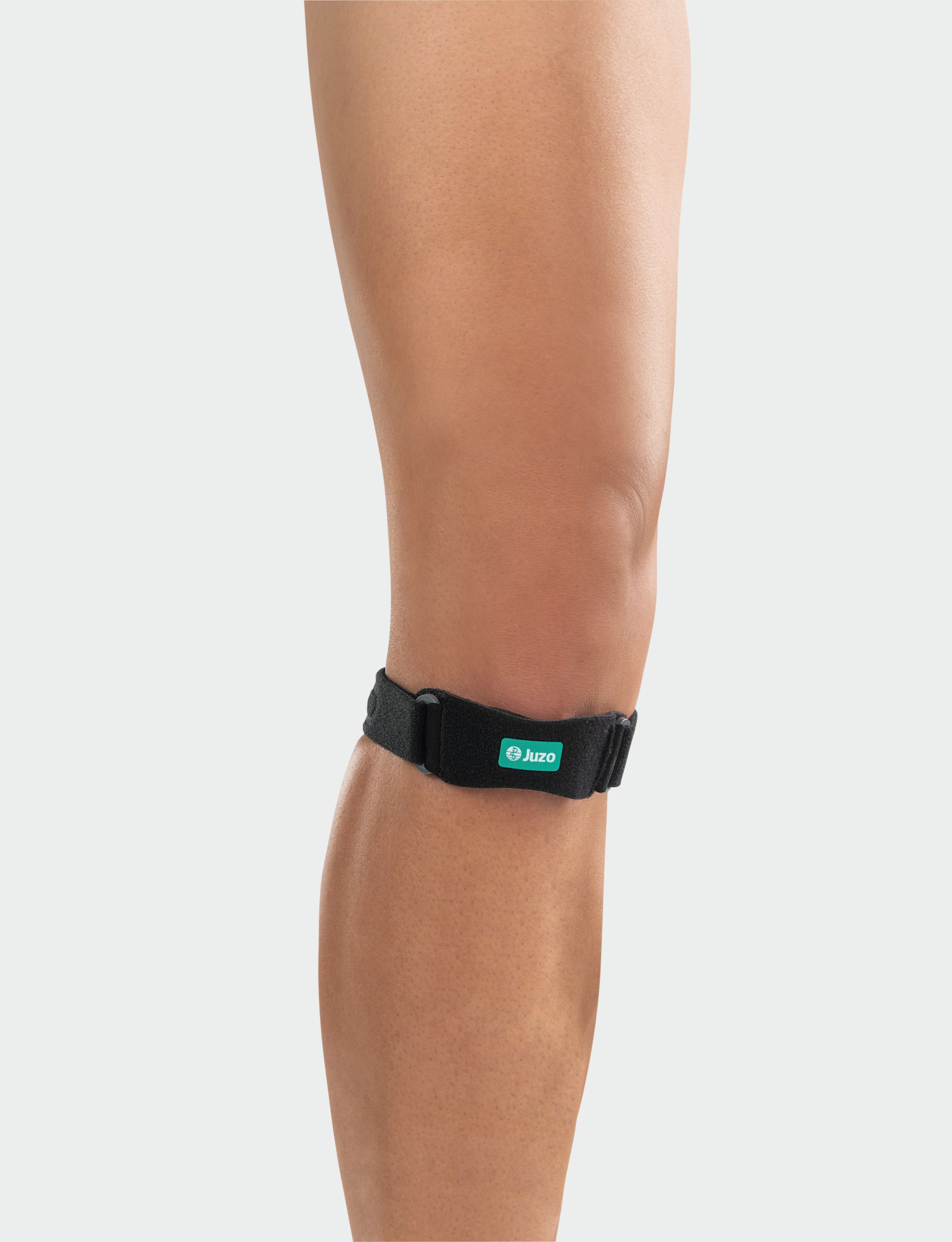 Schwarzes Patellasehnenband am Knie. Mit Juzo-Logo. Klettverschluss.