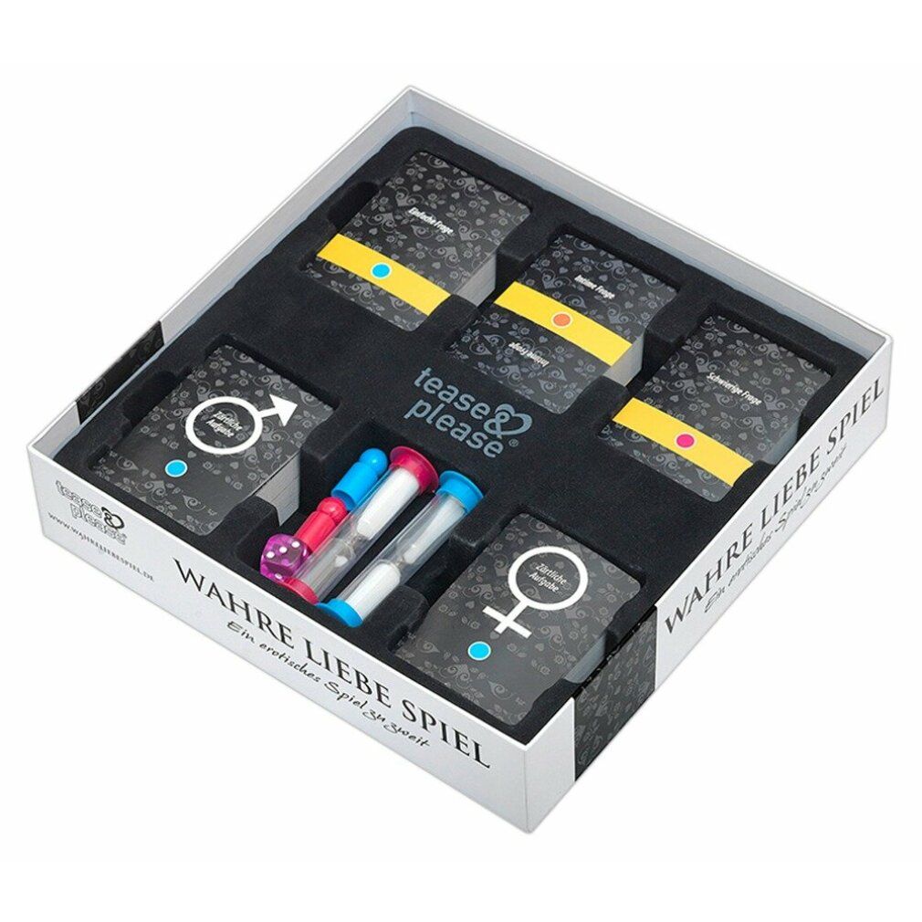 Geöffnete Spielbox mit Karten, Sanduhren und Würfeln. Karten mit Symbolen und Farben. Produktname auf der Box. Tease & Please.