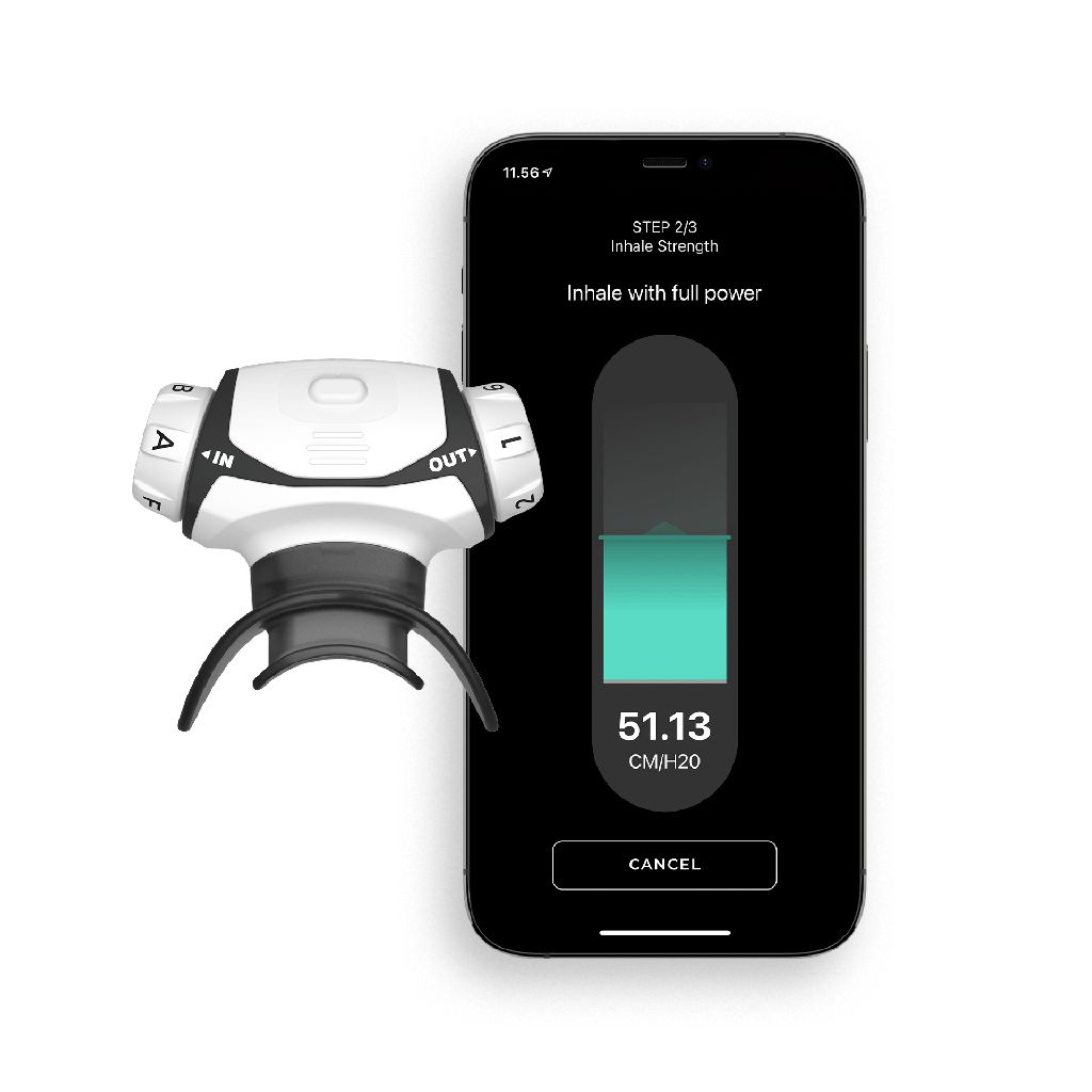 Atemtrainer neben Smartphone. Smartphone zeigt App-Oberfläche mit Messwerten.