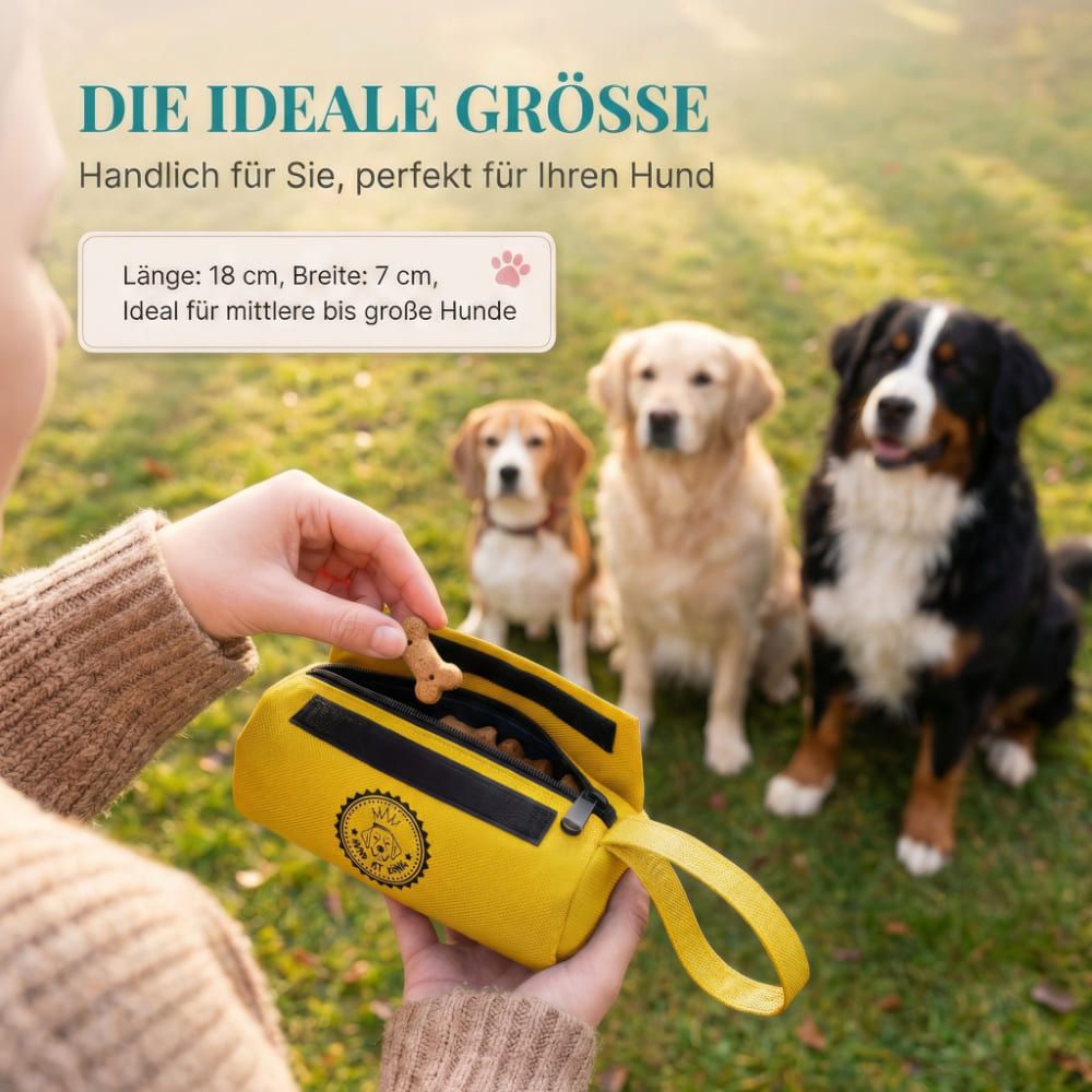 Person hält einen geöffneten gelben Futterbeutel. Drei Hunde im Hintergrund. Text: Die ideale Größe.