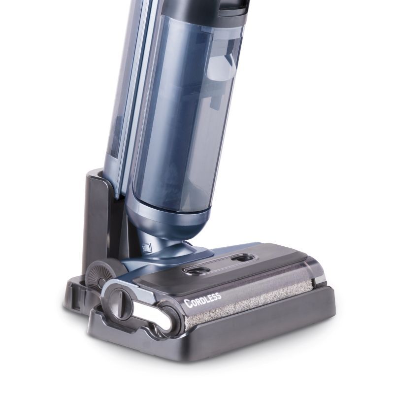 Nahaufnahme des Bürstenkopfes des THOMAS AQUA FloorCleaner Cordless Plus. Graue Bürste, schwarzer Rahmen. Text: Cordless.