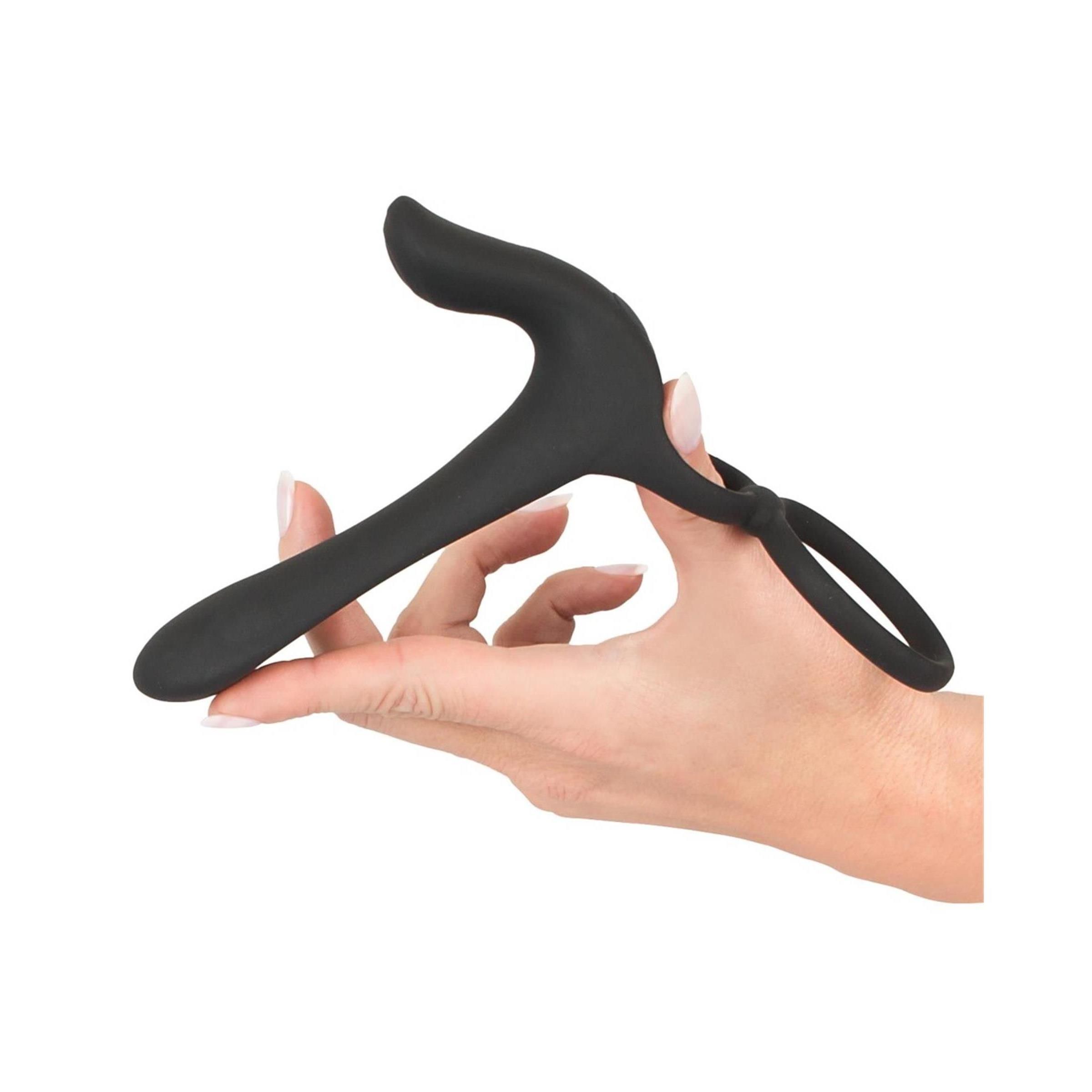 Schwarzer Vibrator mit Ring, in einer Hand gehalten. Silikon. Ergonomisches Design.