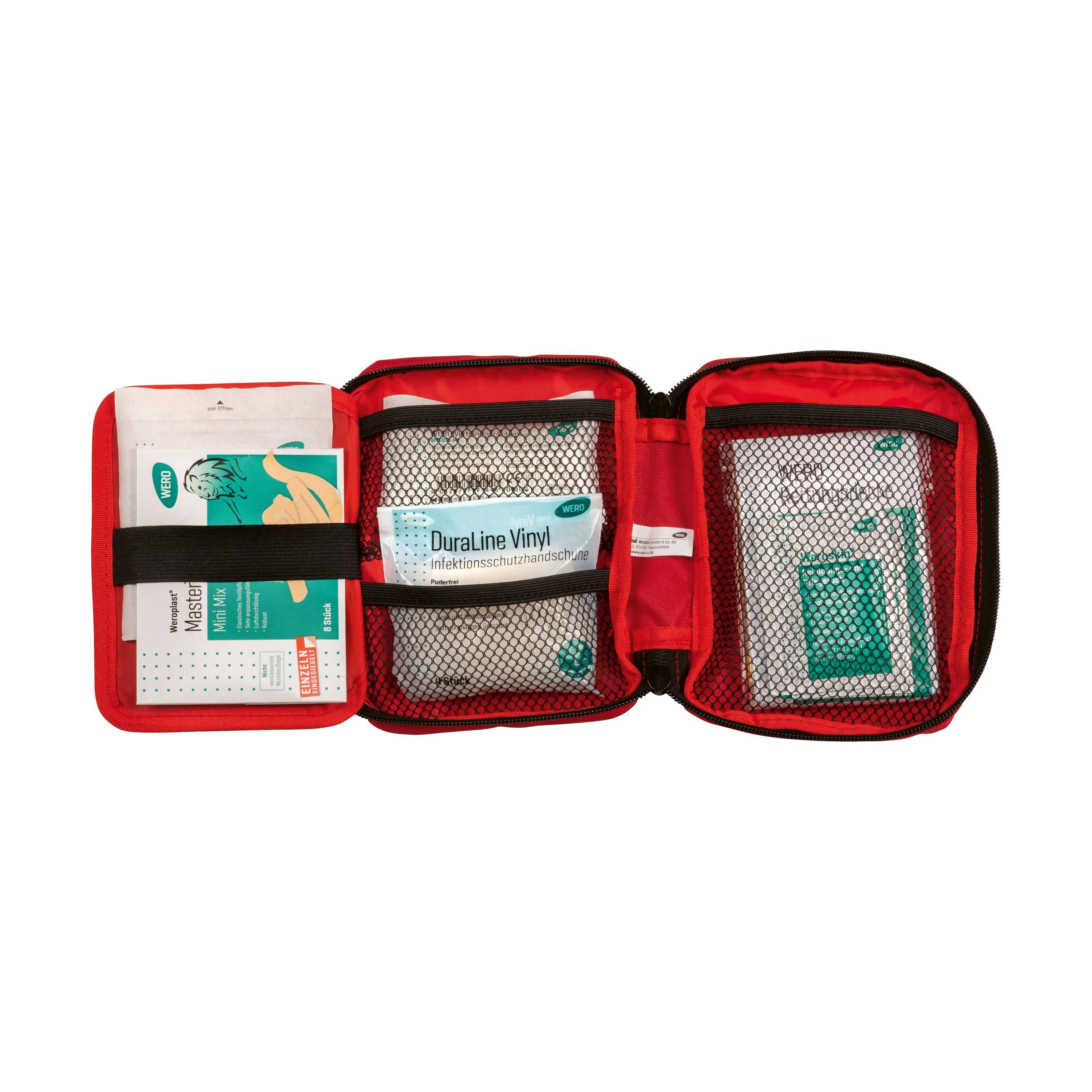 Geöffnete rote Erste-Hilfe-Tasche. Innenfächer mit Verbandsmaterial und Zubehör.