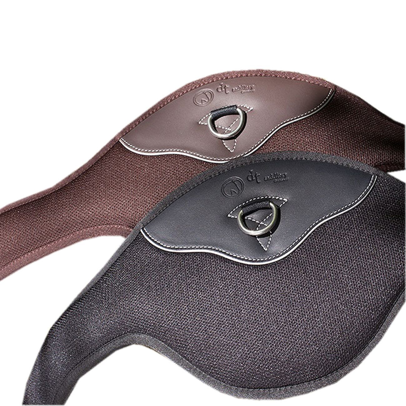 Zwei Sattelgurte, braun und schwarz. D-Ring und Lederbesatz sichtbar. dt-Logo.