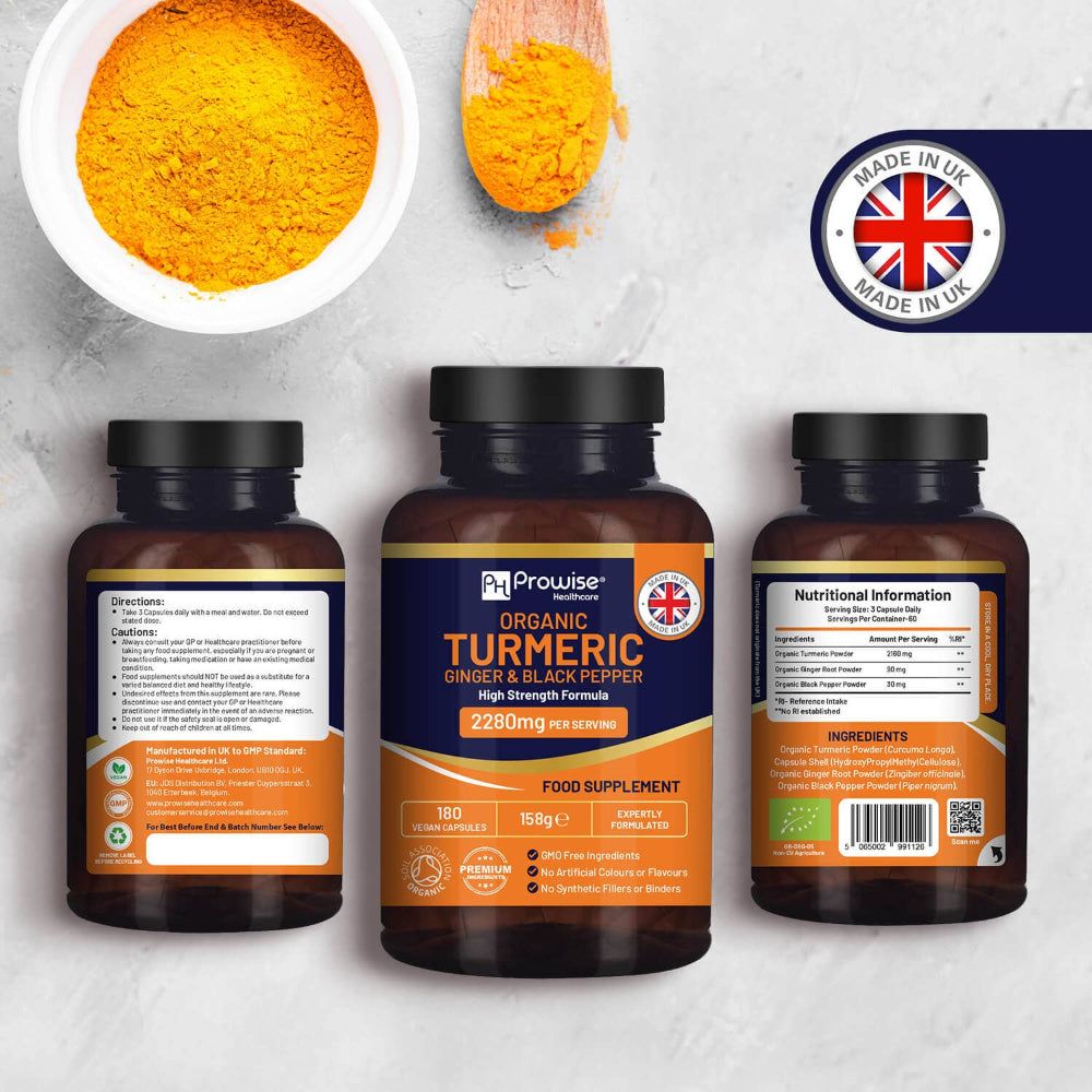 Drei Flaschen mit Kapseln. Aufschrift: Organic Turmeric, Ingwer & schwarzer Pfeffer, 2280mg. Mit britischem Qualitätssiegel. Rückseite mit Infos.