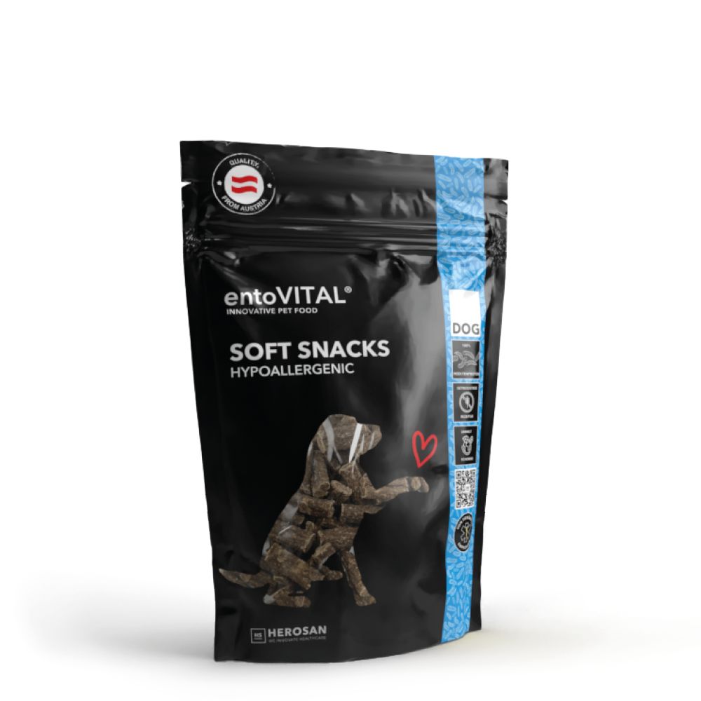 Schwarze Verpackung mit Produktnamen und Logo. Abbildung eines Hundes mit Snacks. Text: SOFT SNACKS HYPOALLERGENIC.