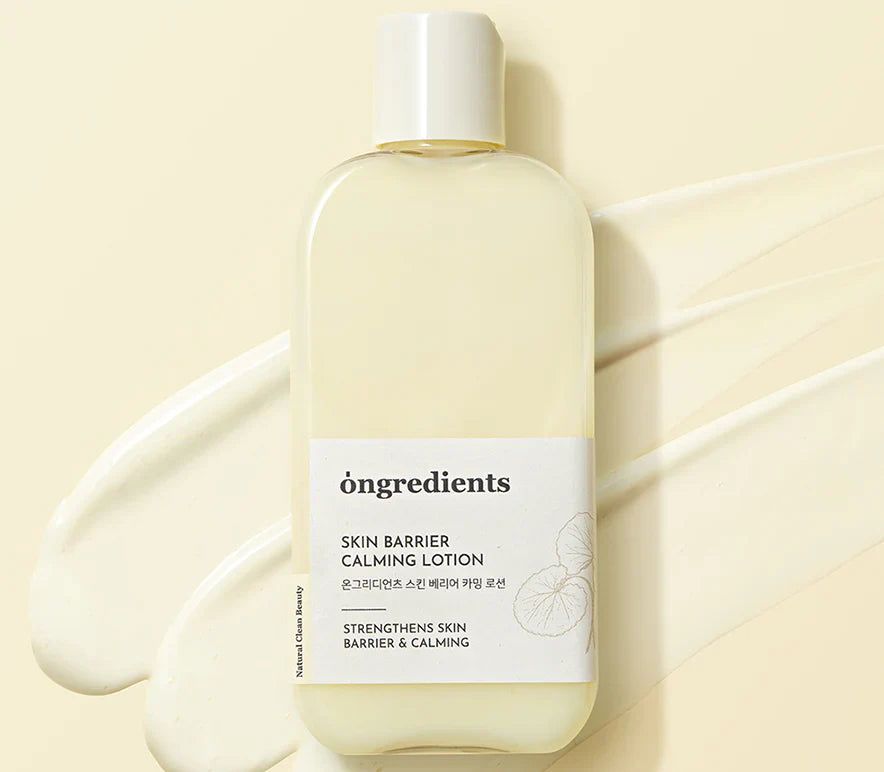 Flasche ONGREDIENTS Skin Barrier Calming Lotion mit aufgetragenen Lotionstreifen. Stärkt und beruhigt die Haut.