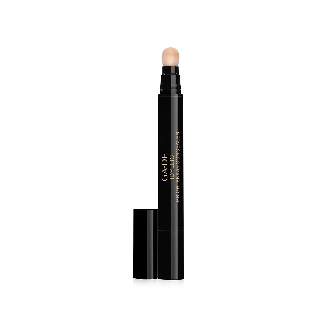 Ga-De Idyllic Brightening Concealer. Schwarzer Stift mit hellem Applikator. Produktname und Logo auf dem Stift.