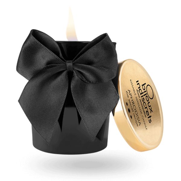 Schwarze Kerze mit Schleife und Deckel. Goldener Deckel mit Schriftzug. Flamme brennt. Produktname: Bijoux Indiscrets.