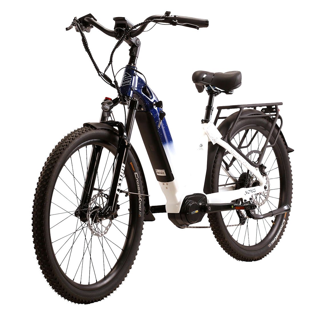 E-Bike mit Mittelmotor, weiß-blau. Schwarze Reifen, Gepäckträger, Sattel. Frontscheinwerfer, Schutzbleche.