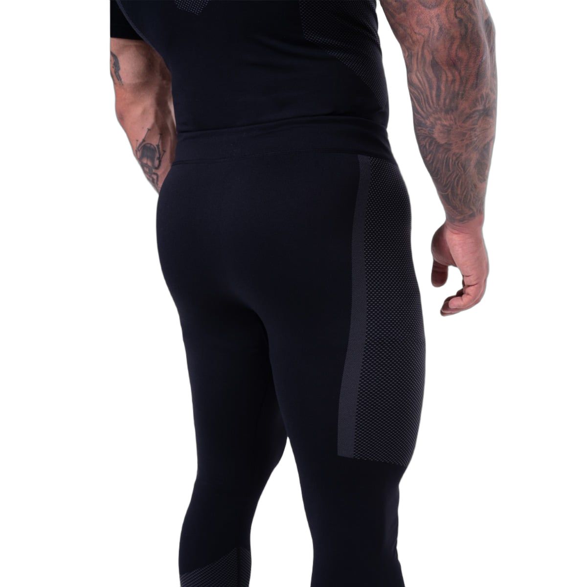 Detailansicht Herren-Leggings, schwarz, nahtlos, mit texturierten dunkleren Zonen an der Hüfte.