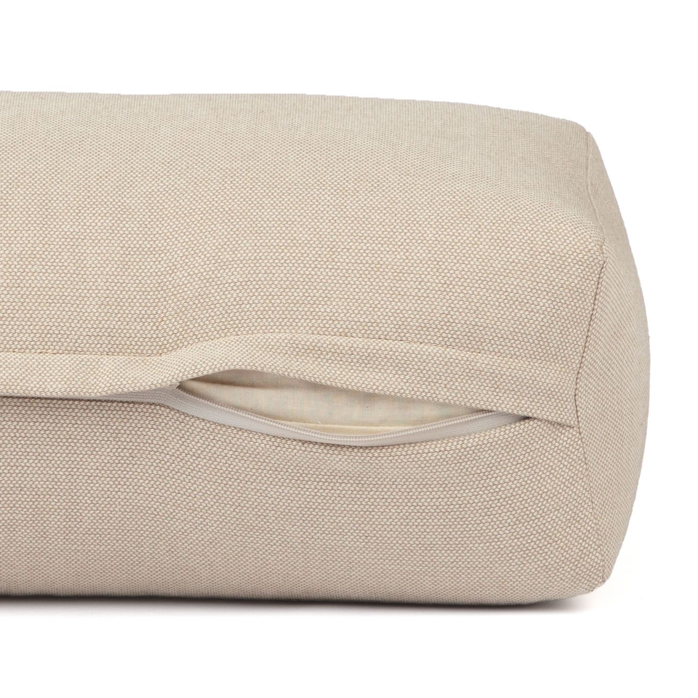 Beige Yoga-Bolster mit Reißverschluss. Dobby-Gewebe. Eckige Form. Nahaufnahme.