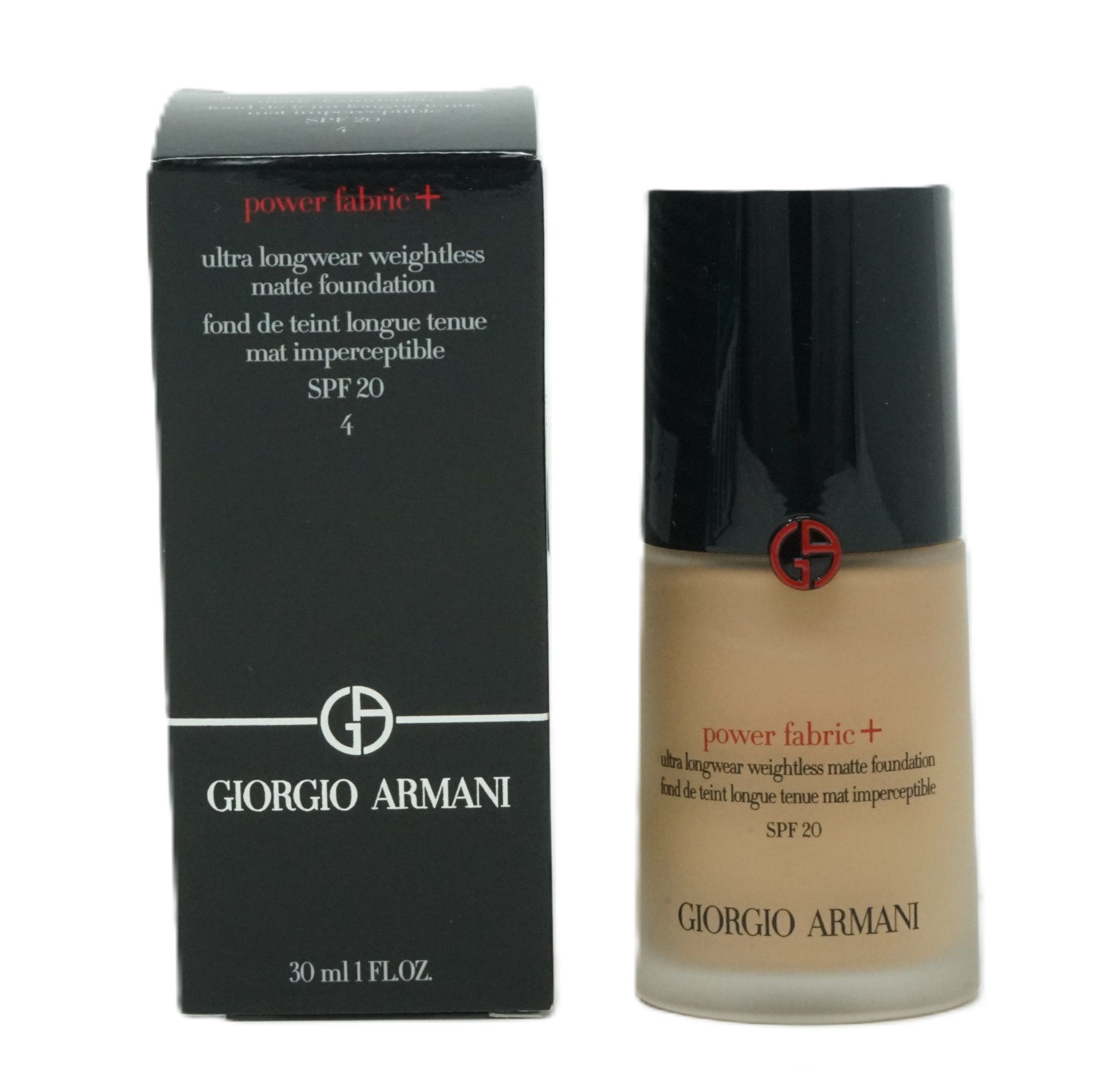 Foundation-Flakon neben schwarzer Schachtel. Schriftzug: power fabric+, SPF 20, GIORGIO ARMANI.