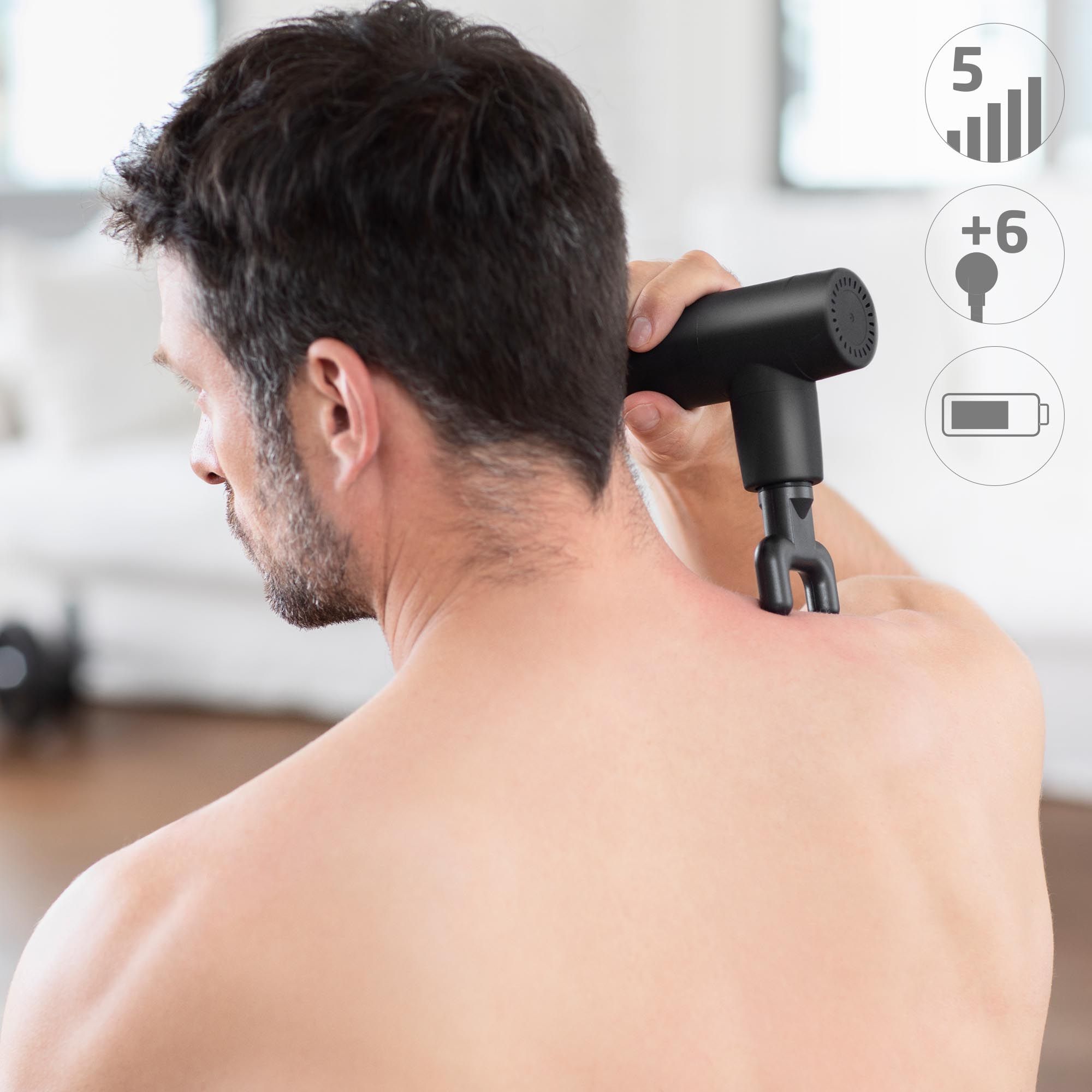 Mann massiert seinen Nacken mit einer schwarzen Massagepistole und einem Gabel-Aufsatz.
