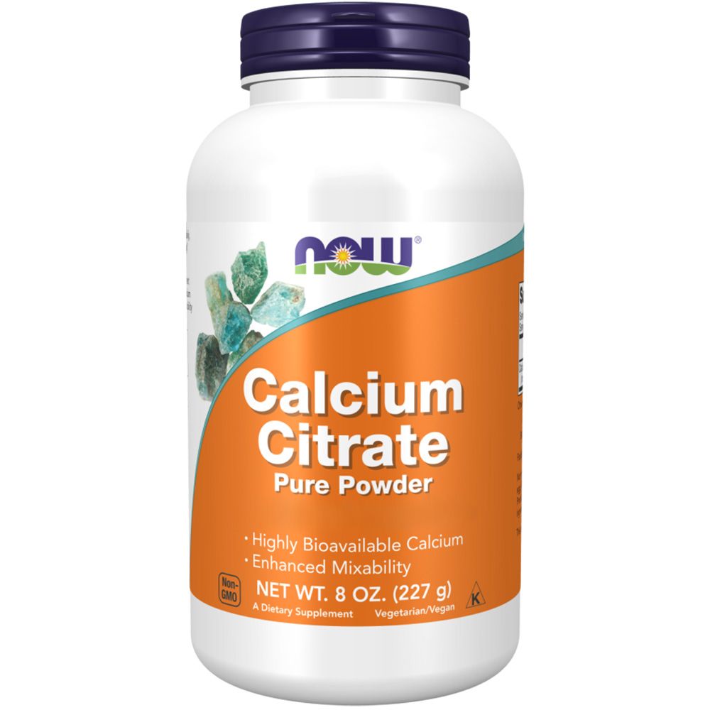Weiße Flasche mit blauem Deckel. Aufschrift "NOW" und "Calcium Citrate Pure Powder". Orangefarbener Aufkleber mit Produktinformationen und grünen Kristallen.