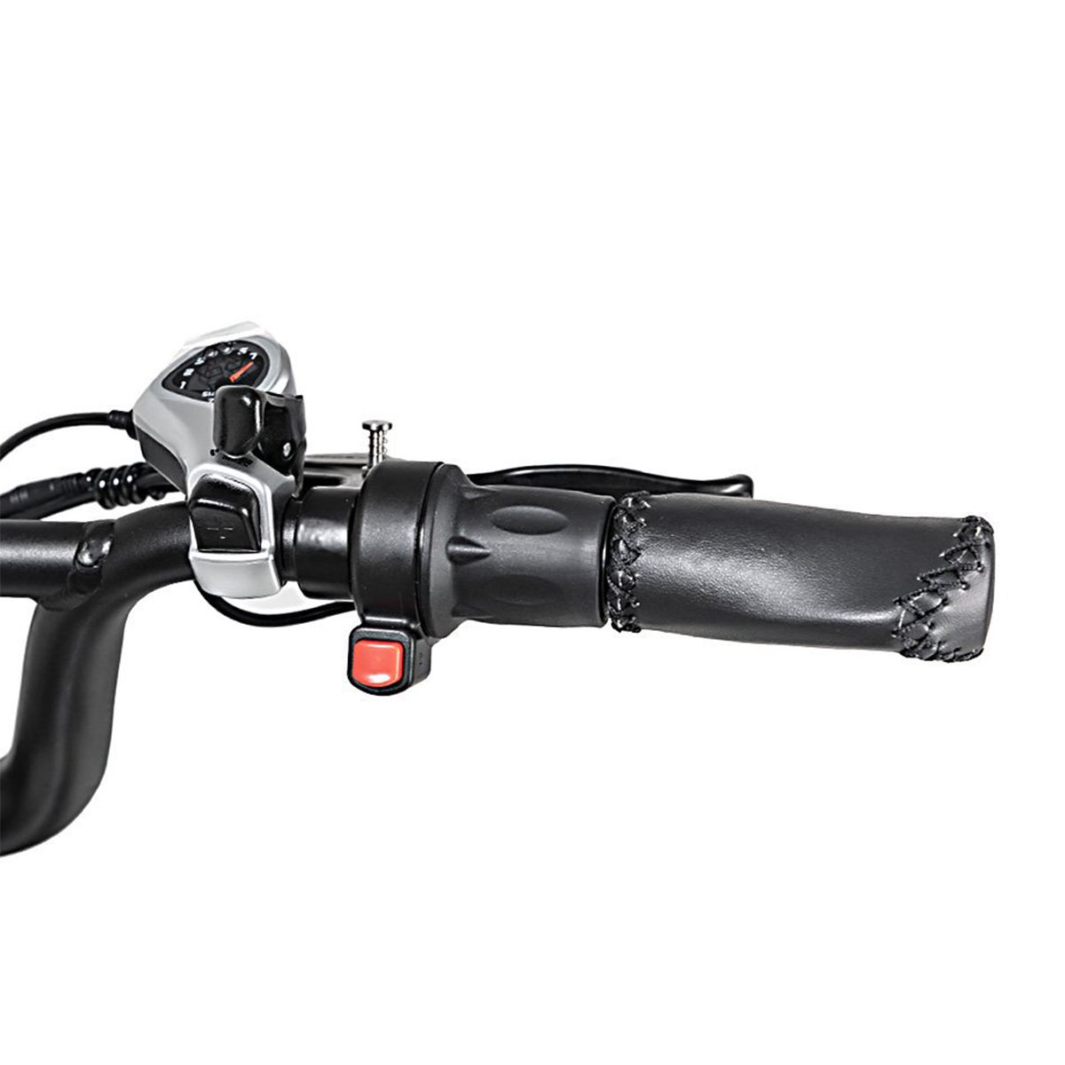 Lenker mit Griffen, Bedienelementen und rotem Knopf. Schwarze Griffe mit Naht.