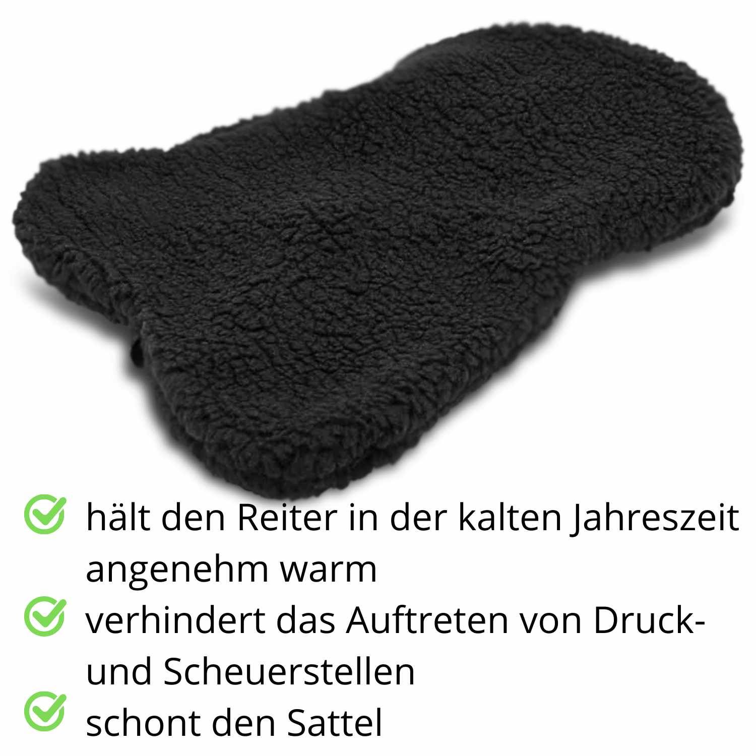 Schwarzer Sattelsitzbezug aus Kunstfell. Formschlüssig, mit Text: hält warm, verhindert Druckstellen, schont den Sattel.
